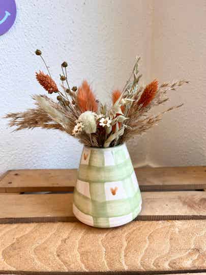 Vaasje brown hearts