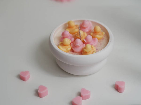 KAARS BADEEND IN SCHAAL