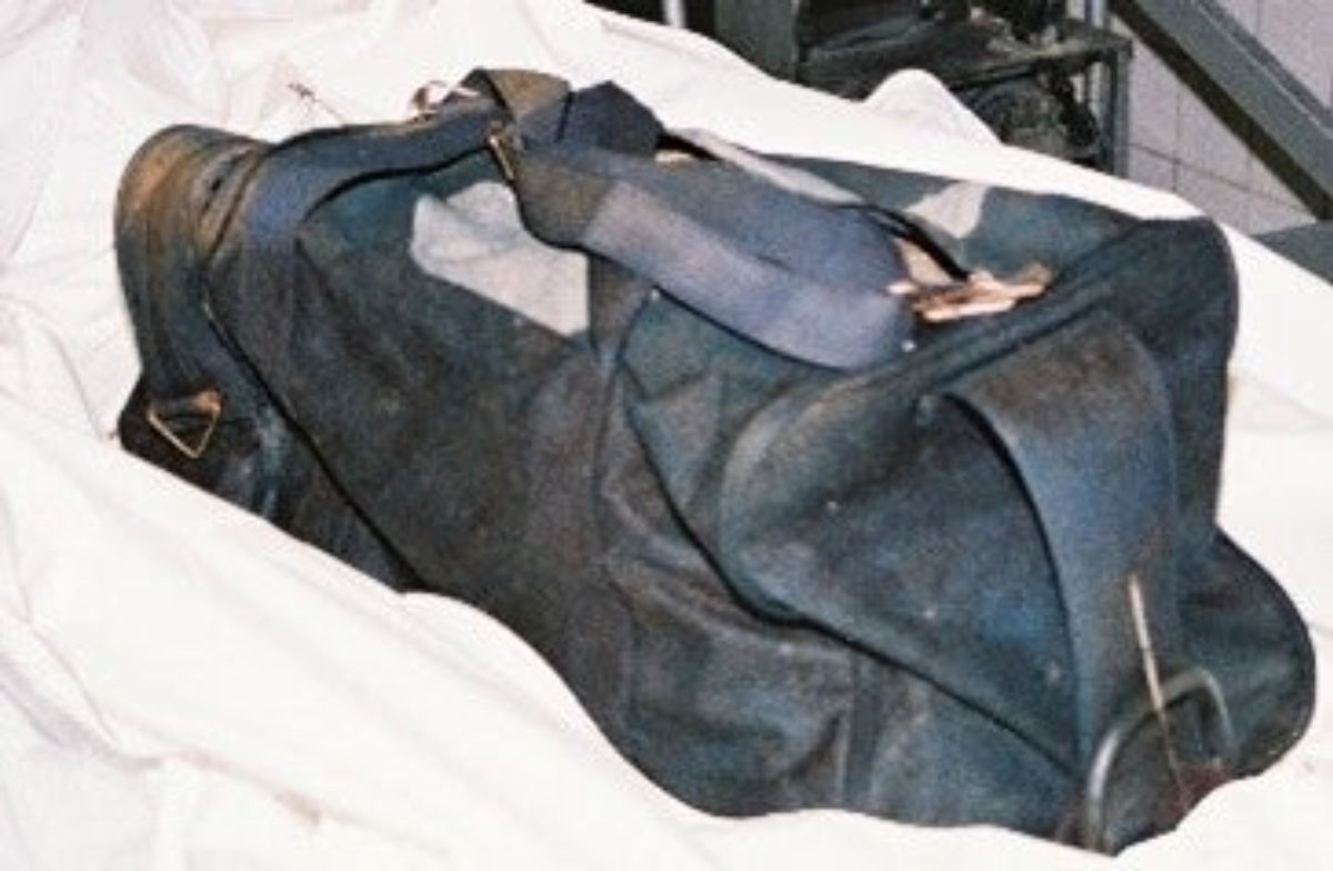 Tas met onderlichaam onbekende vrouw IJ Amsterdam 2004