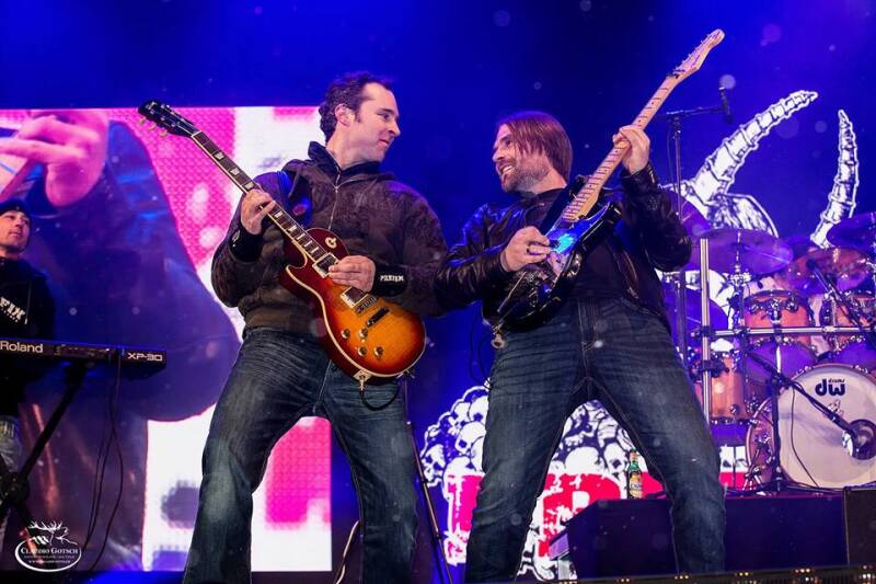 Prefix Gitarrenspiel auf der Bühne