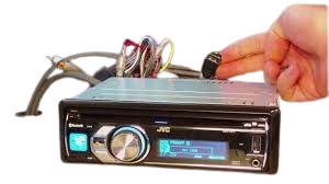 Das JVC KD-R801 ist ein vielseitiges 1-DIN Autoradio mit CD-Laufwerk und umfangreichen Konnektivitätsoptionen wie Bluetooth und Dual-USB. Es war eines der ersten Modelle, das eine flexible Farbanpassung für Display und Tasten bot.