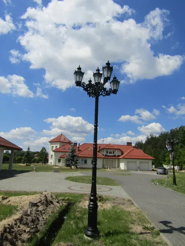 Très grand lampadaire extérieur en fonte à cinq lanternes pour parc, place et promenade H 460 cm