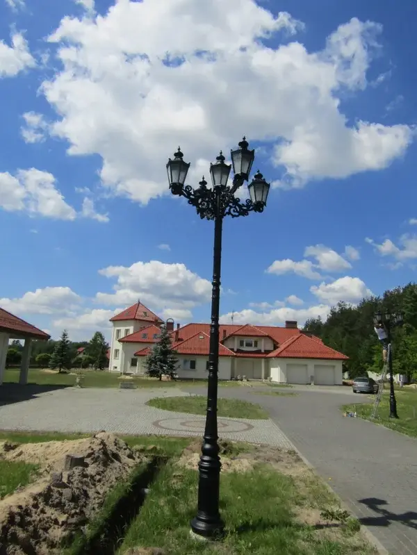 Grand lampadaire extérieur en fonte à quatre lanternes pour parc, allée et espace public H 400 cm