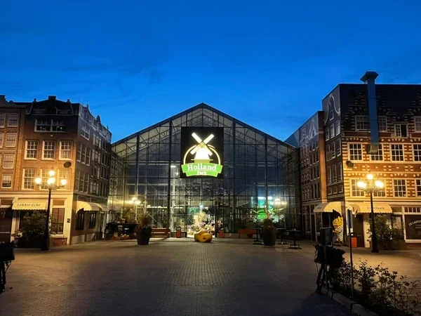 Très grand lampadaire extérieur en fonte à quatre lanternes pour parc, place et promenade H 460 cm