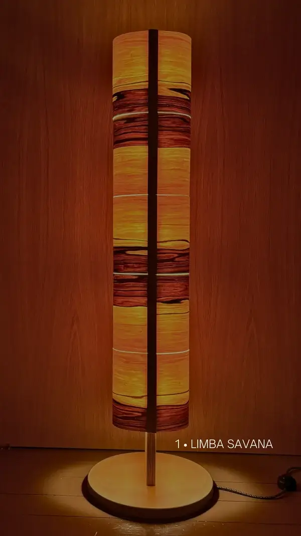 Lampadaire en bois naturel avec lumière d’ambiance 123 cm