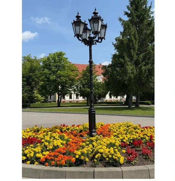 Lampadaire extérieur en fonte à quatre lanternes pour parc, jardin et allée H 316 cm