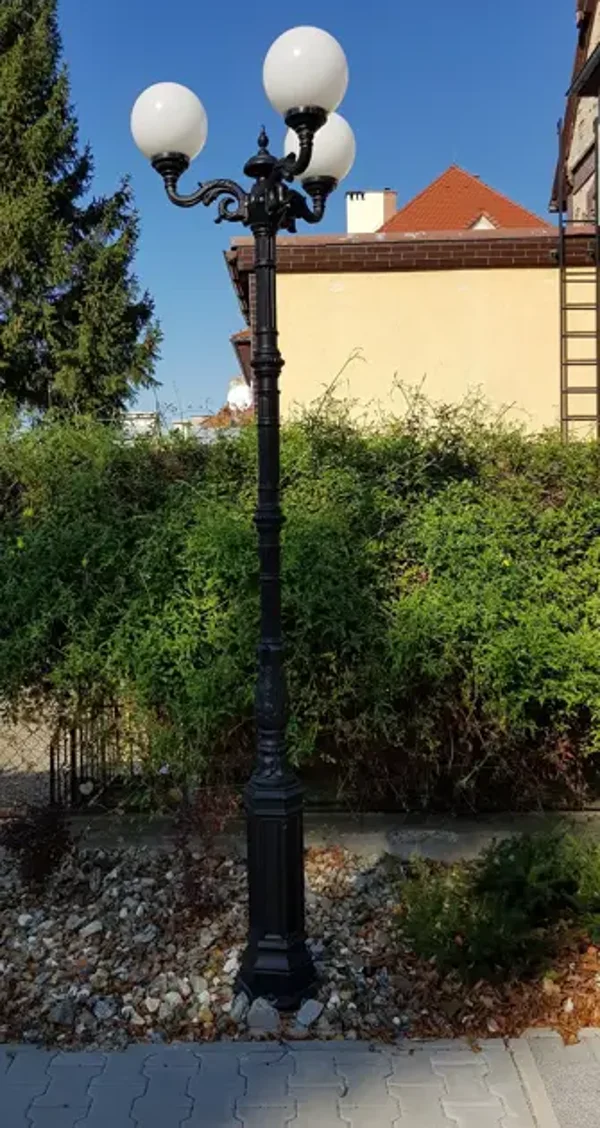 Grand lampadaire extérieur en fonte à trois globes pour parc, jardin et promenade H 350 cm
