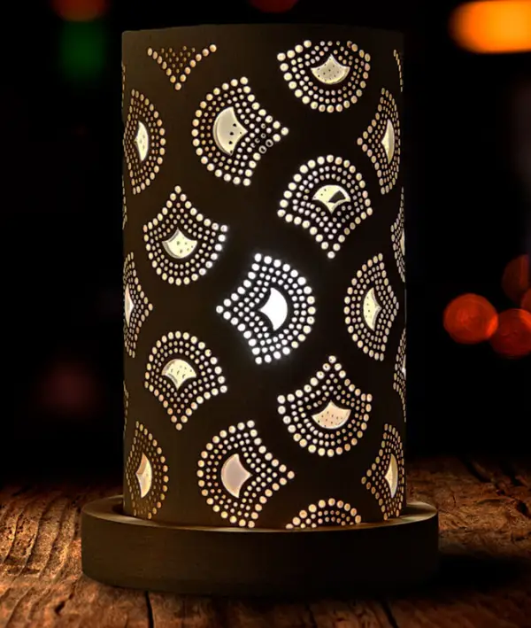 Lampe en céramique ajourée avec motifs décoratifs 25,5 cm