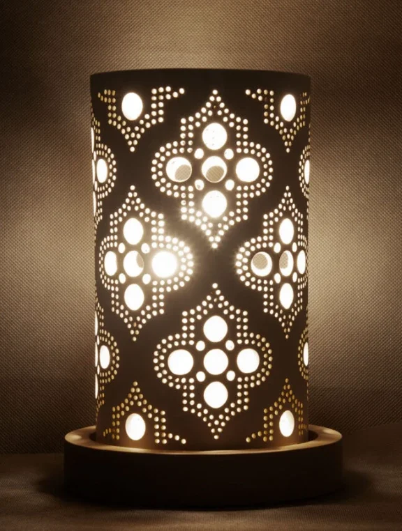Lampe en céramique avec motif gothique à remplage 24 cm