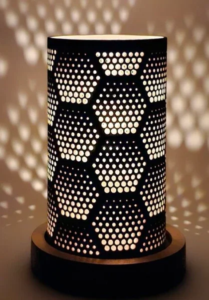 Lampe en céramique au design ajouré hexagonal H 25 cm