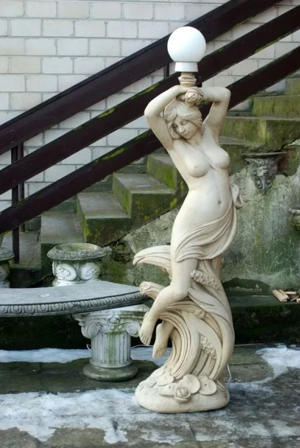 Lampadaire de jardin statue féminine 196 cm