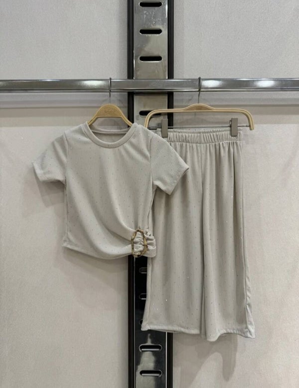 Outfit met strassteentjes