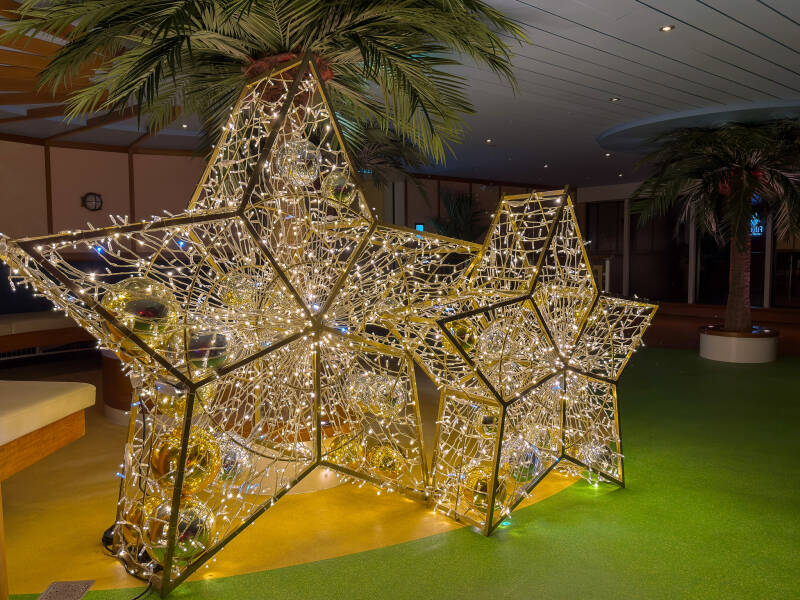 Weihnachtsdeko im Beach Club auf AIDAnova
