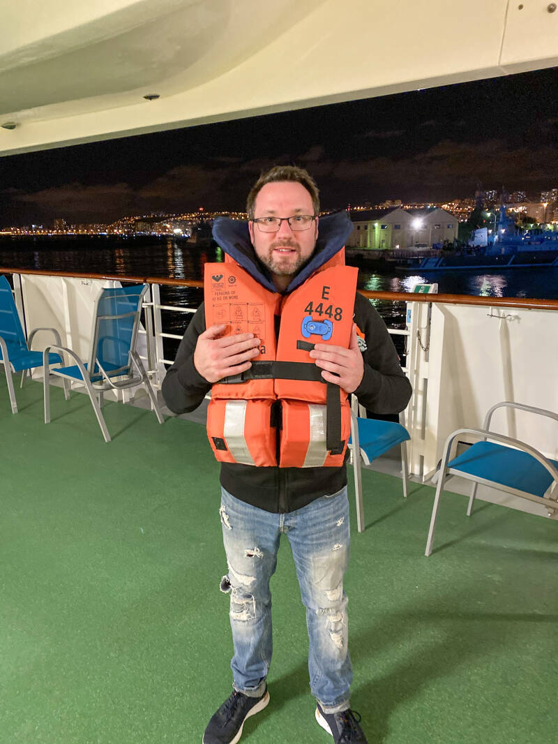 Ich in Rettungsweste auf der AIDAstella