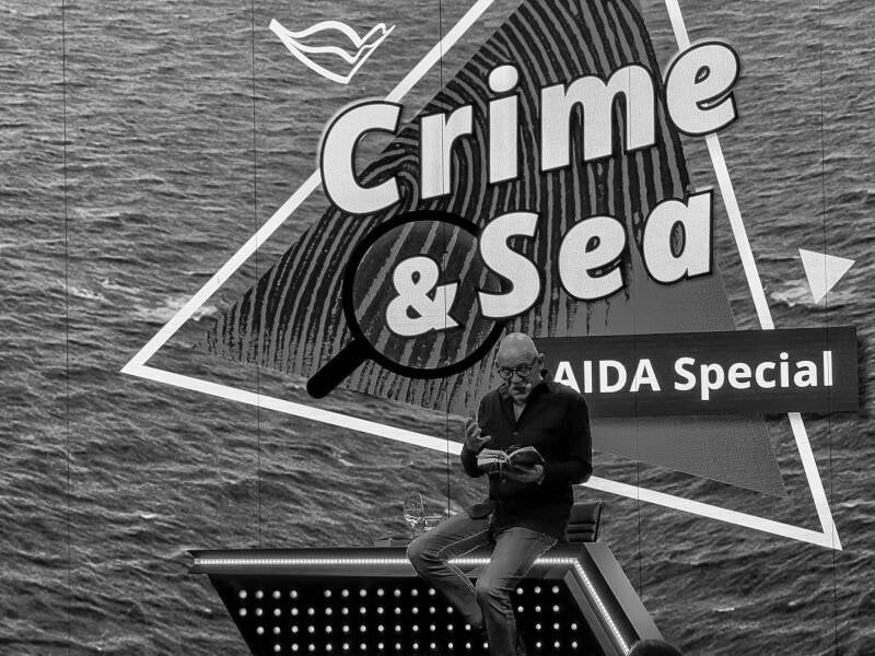 Joe Bausch bei einer Lesung im Theatrium auf AIDAnova