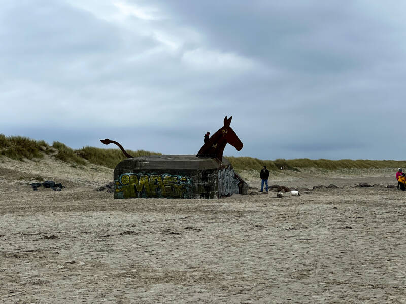 Bunker mit Pferdeskulpturen am Strand