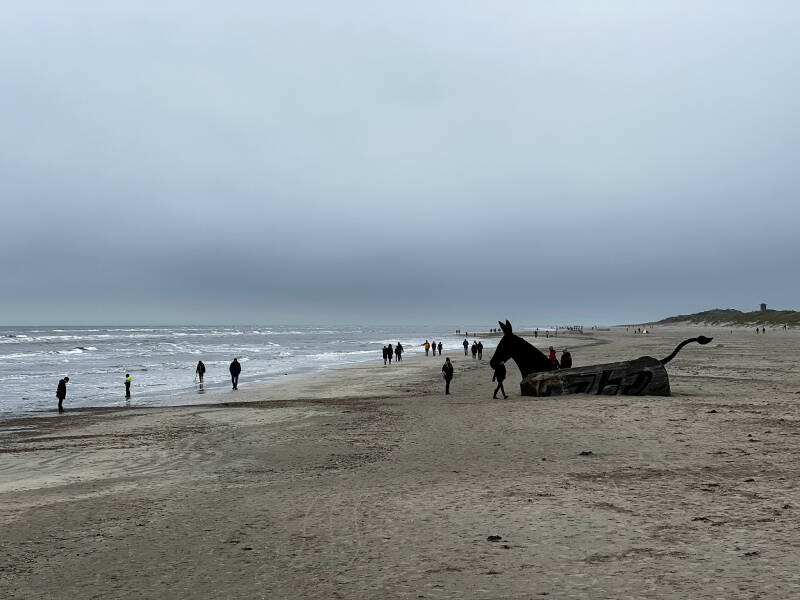 Bunker mit Pferdeskulpturen am Strand