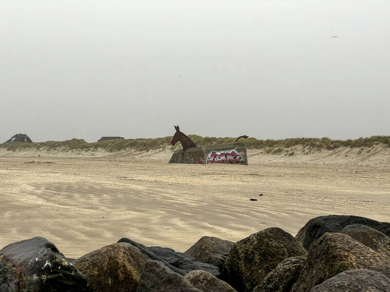 Bunker mit Pferdeskulpturen am Strand