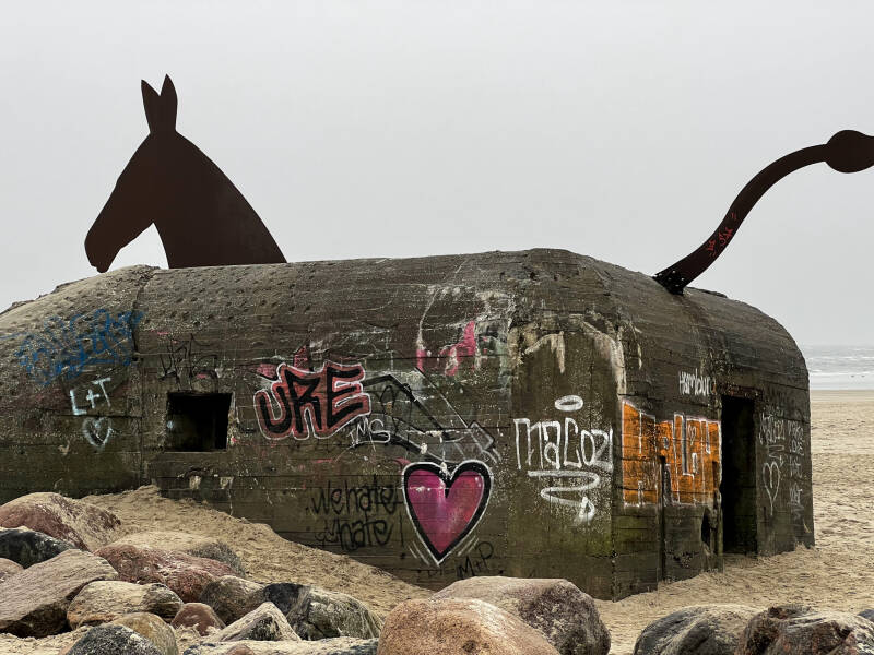 Bunker mit Pferdeskulpturen am Strand