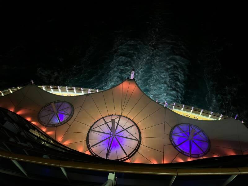 AIDA an Deck in der Nacht