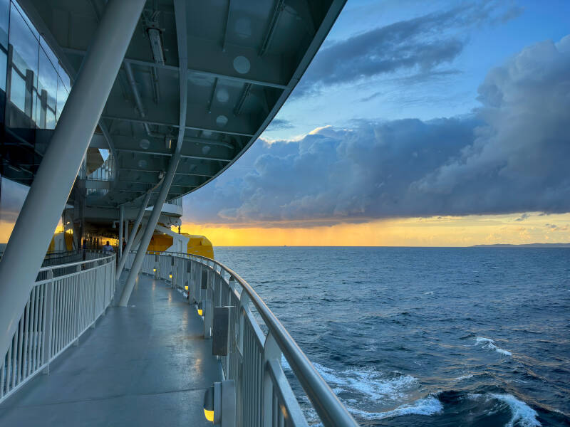 An Deck den Sonnen untergang genießen