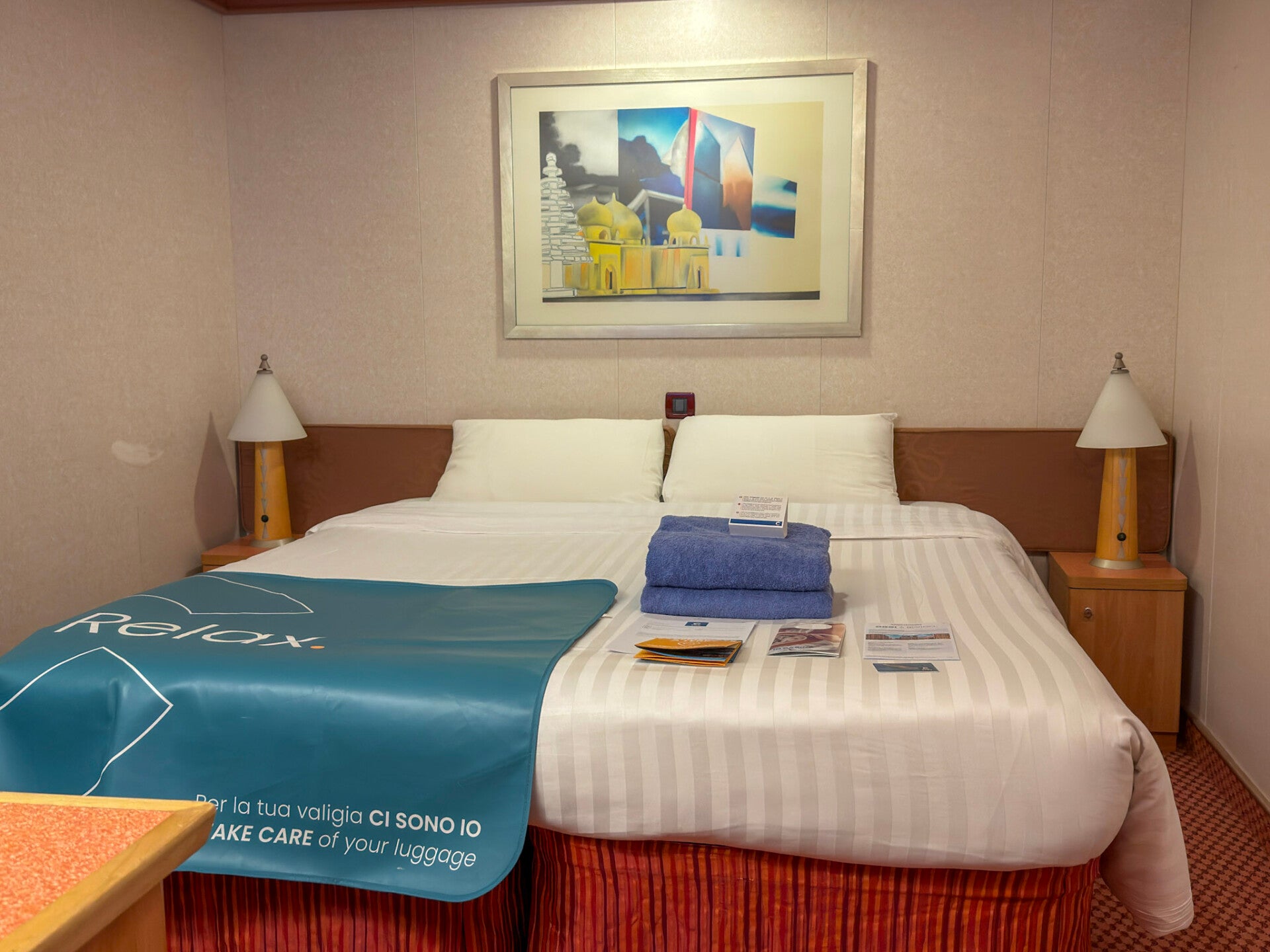 Doppelbett in einer Innenkabine auf der Costa Favolosa