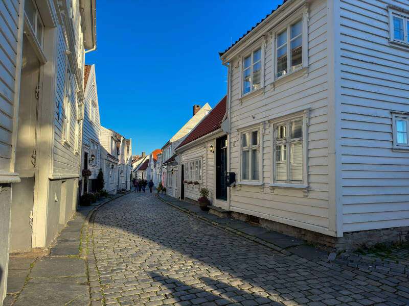 Strasse mit weißen Häusern