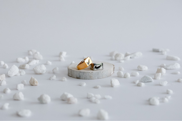 Black swoosh ring