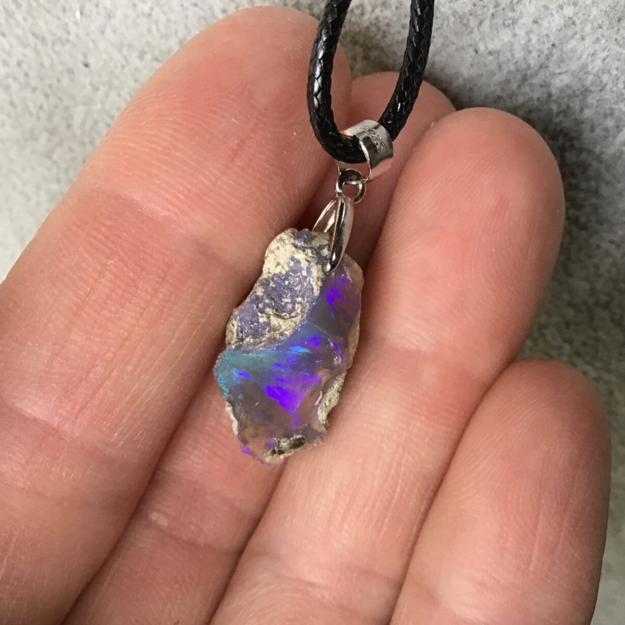 Pendentif opale brute violette