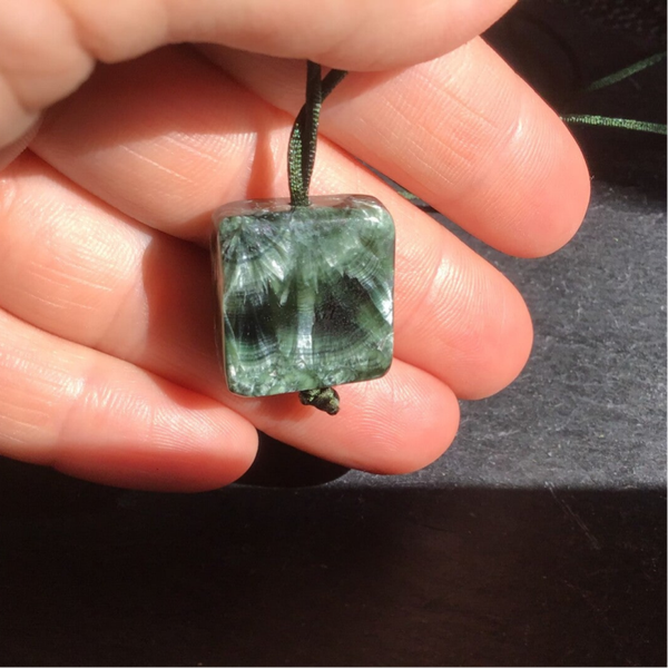 Pendentif seraphinite cube