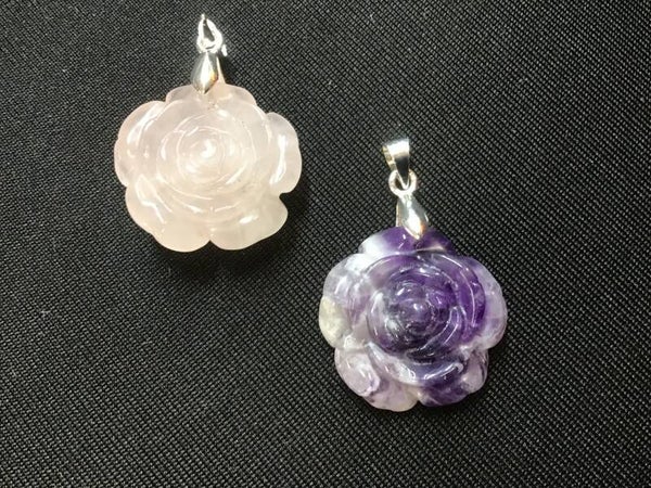 Pendentif rose en pierre naturelle