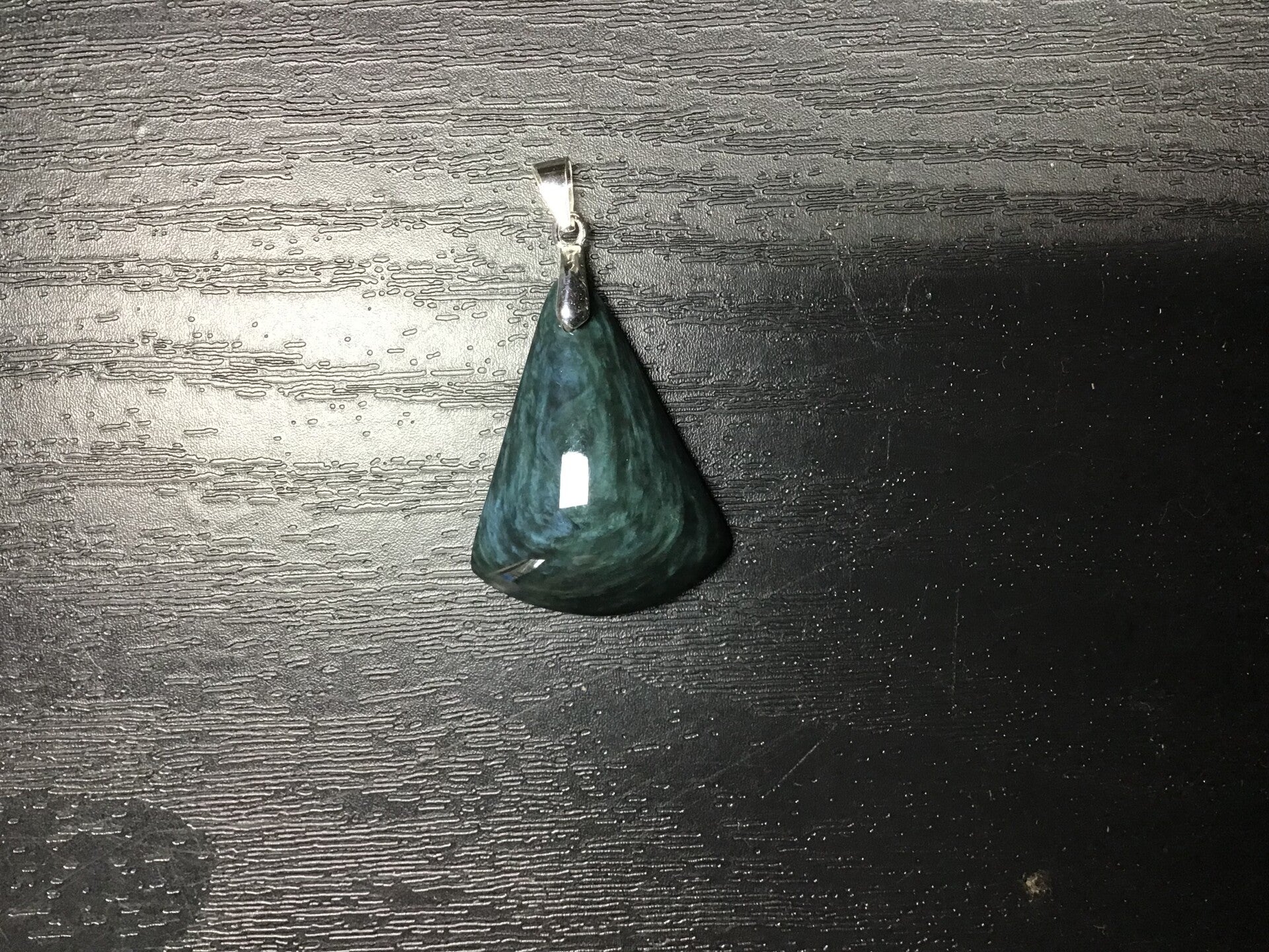 Pendentif obsidienne manta huichol