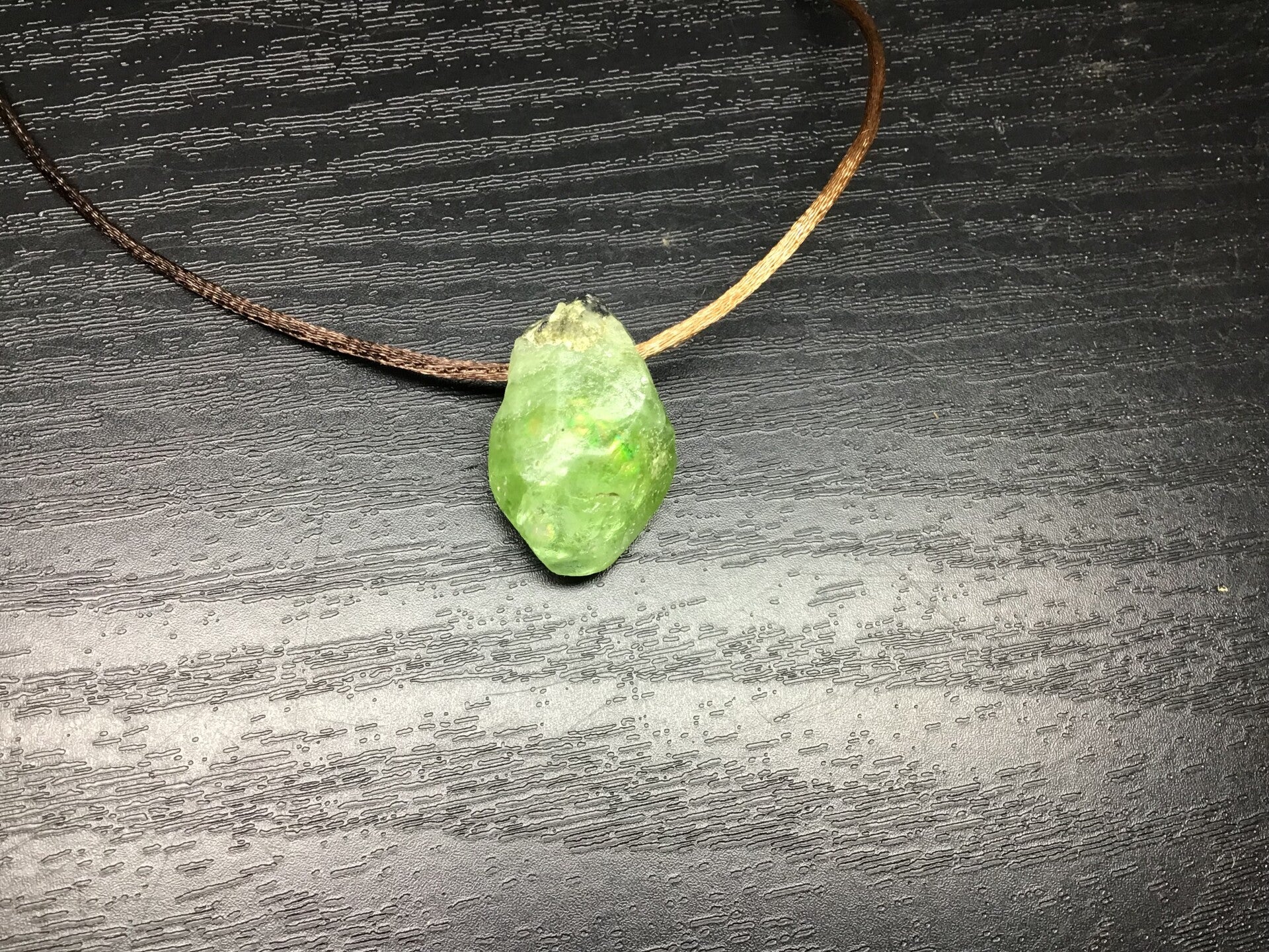 Pendentif peridot brut