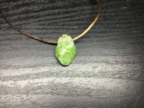 Pendentif peridot brut
