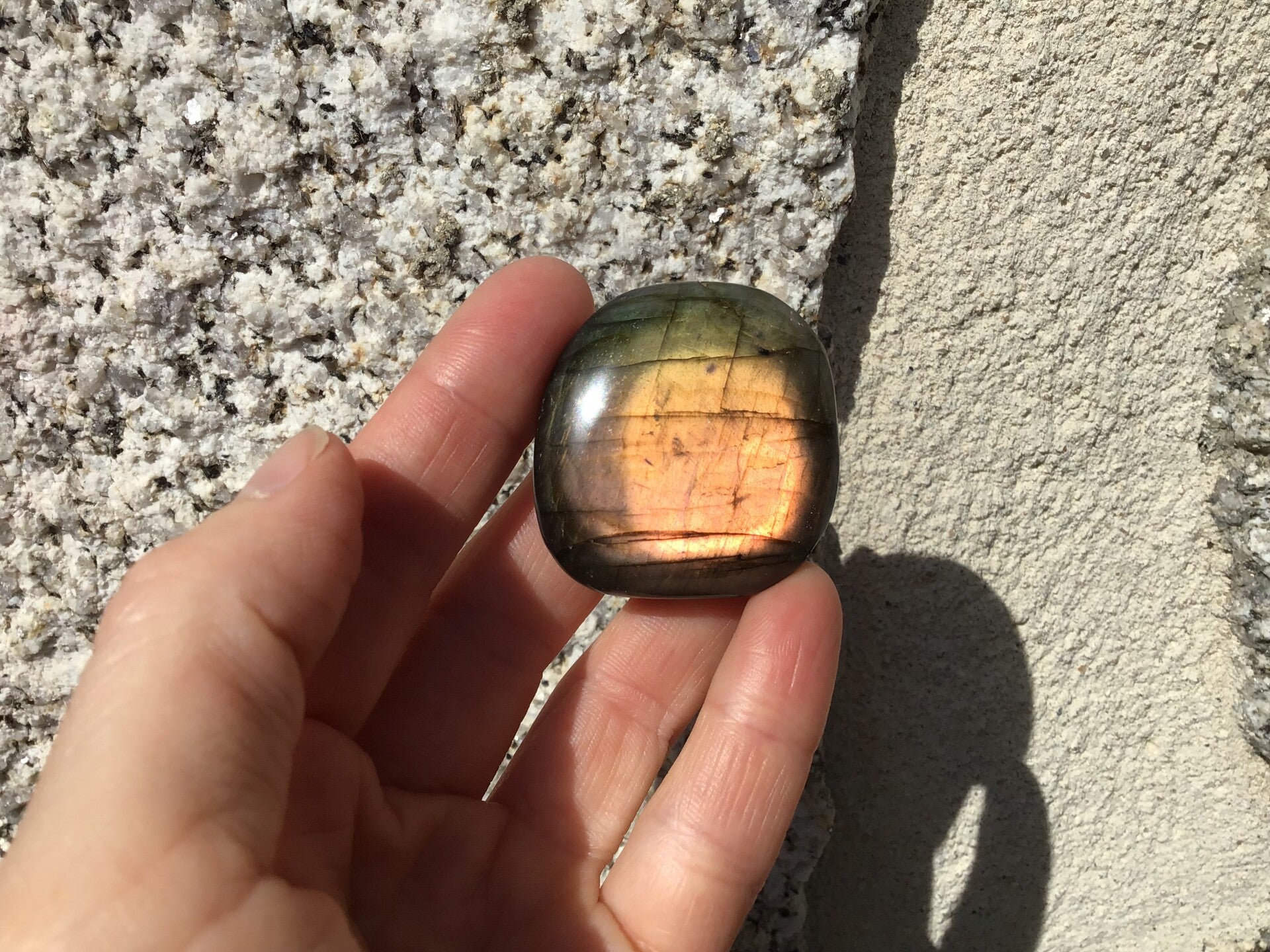 Labradorite galet jaune rose