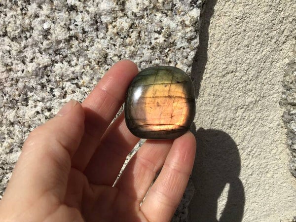 Labradorite galet jaune rose