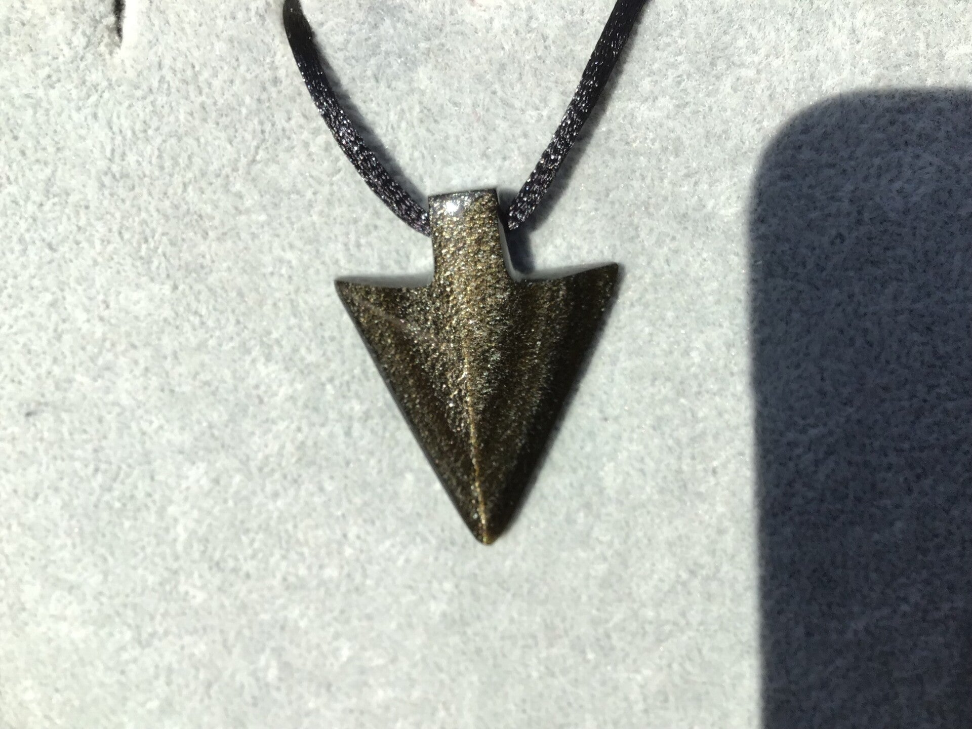 Pendentif flèche obsidienne dorée