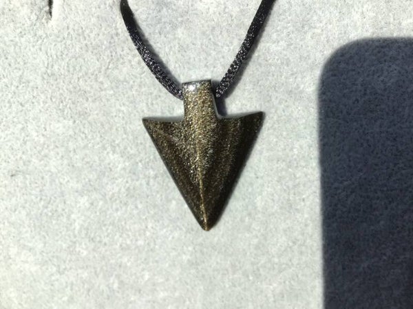 Pendentif flèche obsidienne dorée