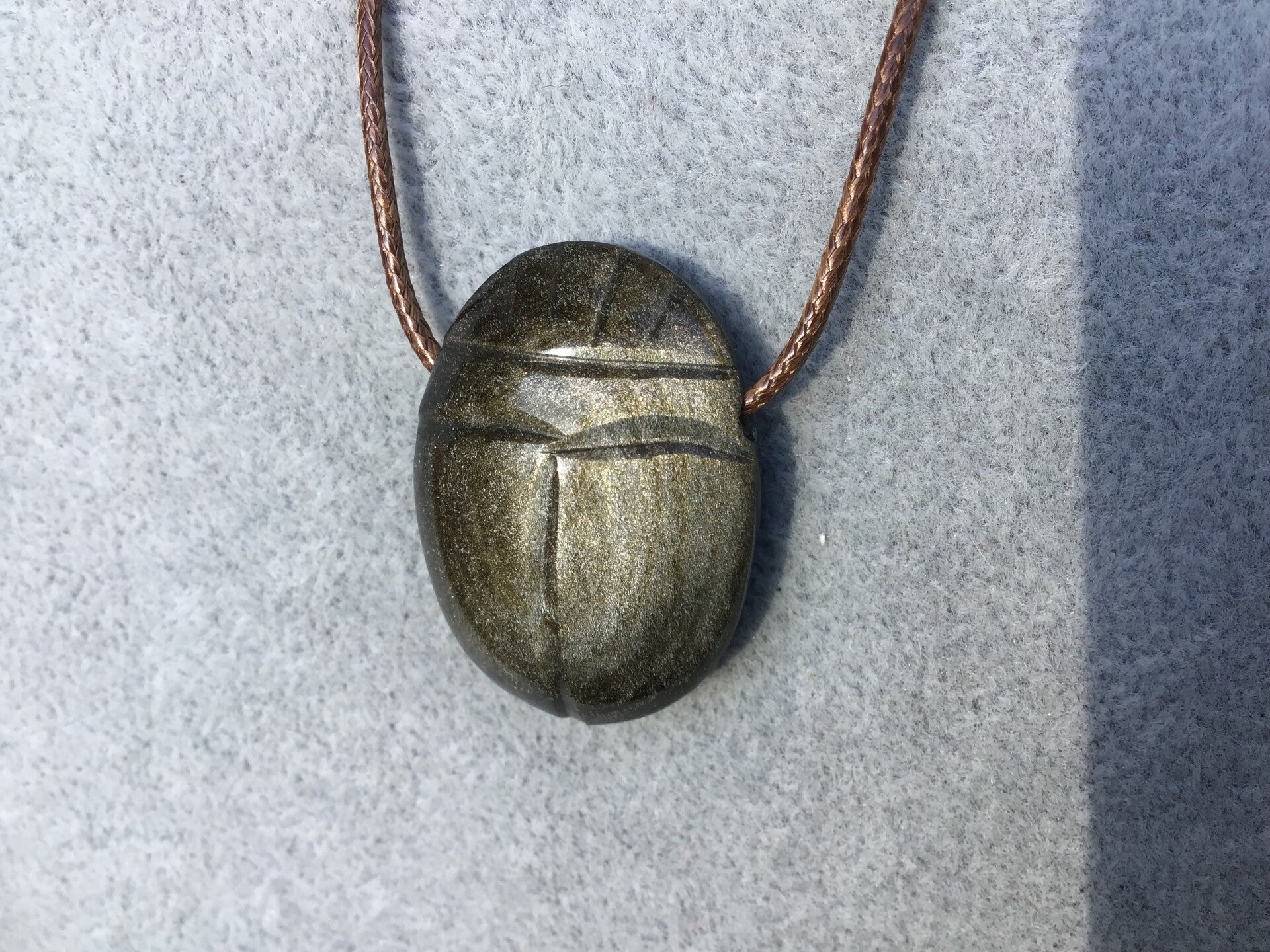 Pendentif scarabée en obsidienne dorée