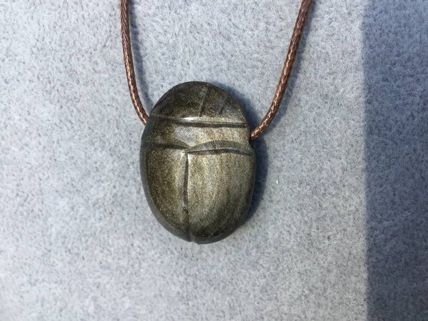 Pendentif scarabée en obsidienne dorée