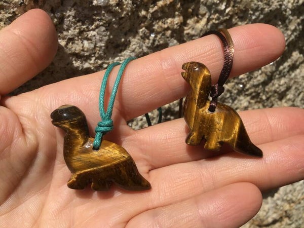 Pendentif enfant oeil de tigre dinosaure