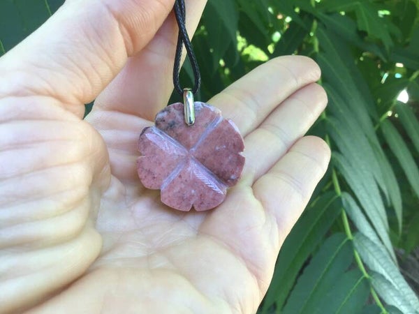 Pendentif rhodonite porte bonheur