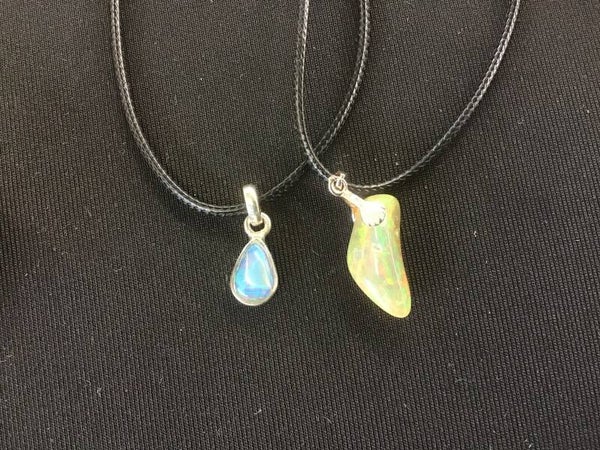 Lot de deux pendentifs en opales