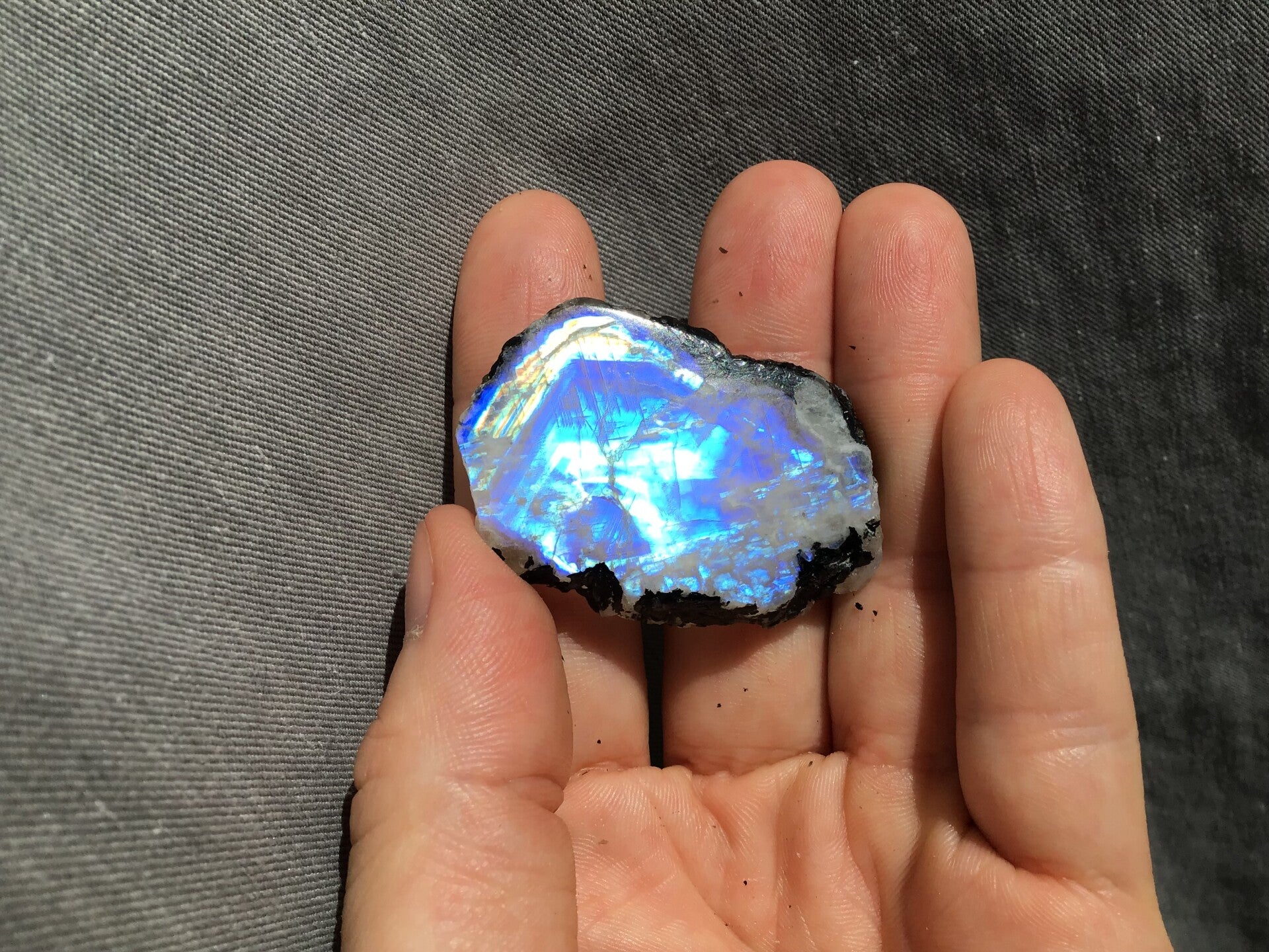 Pierre de lune arc en ciel reflet bleu