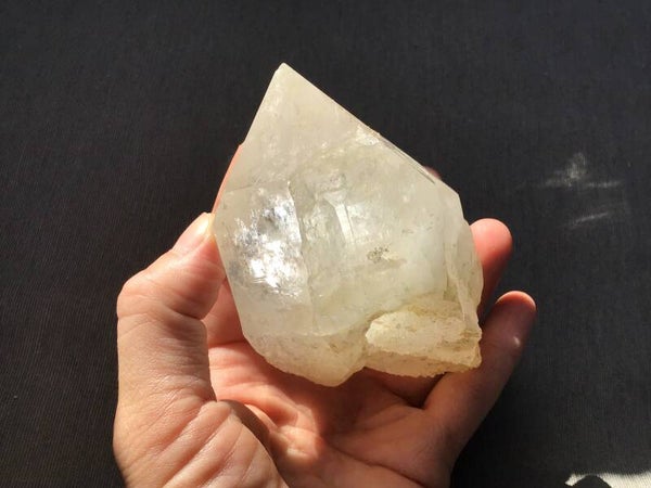 Grosse pointe de quartz brut – Cristal de roche naturel