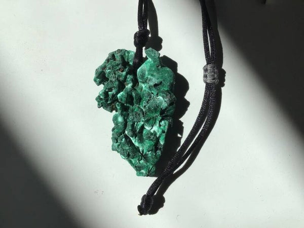 Pendentif malachite fibreuse brute