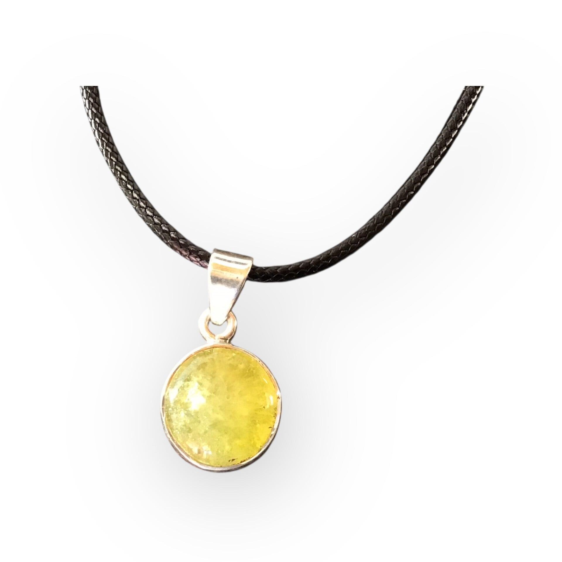 Pendentif brucite jaune serti