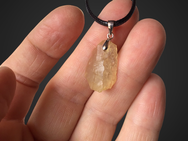 Pendentif verre libyque