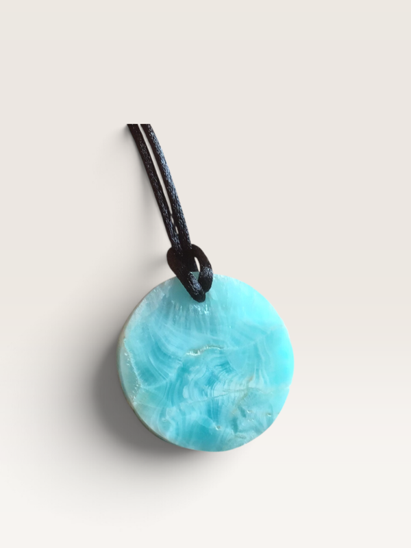 Pendentif aragonite bleue sur cordon