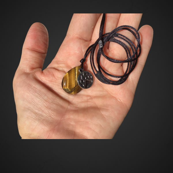 Pendentif oeil de tigre patte d’ours